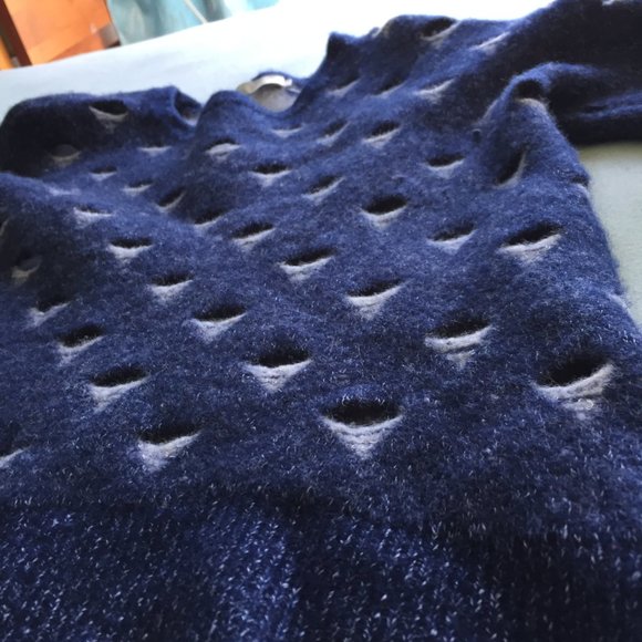 Very Unique Blue Sweater - Picture 4 of 8